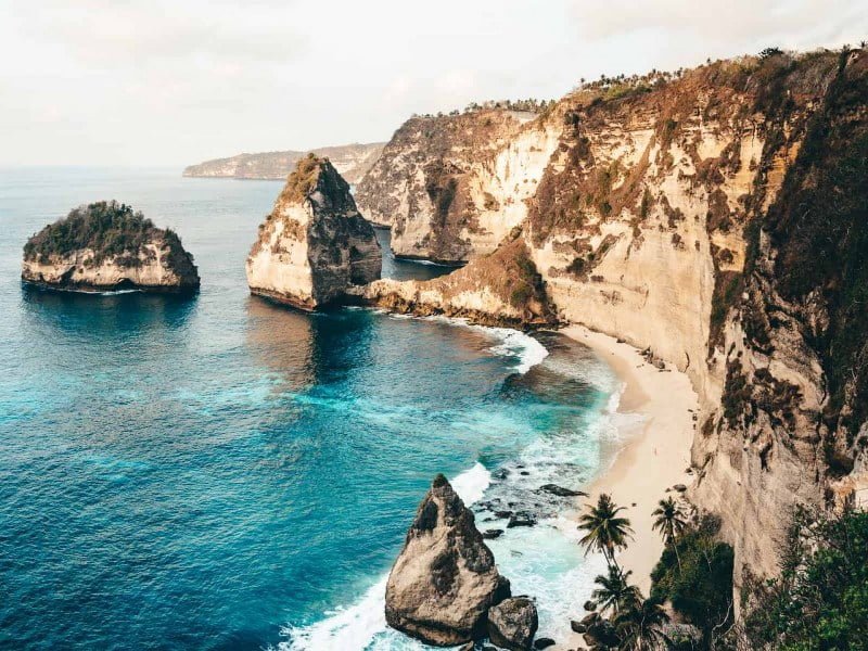 Dramatic coastal cliffs and turquoise waters at Nusa Penida – a must-visit destination in Bali tour packages