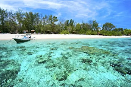 Gili Islands with crystal-clear turquoise water and white sandy beach, a stunning destination included in Bali tour packages.