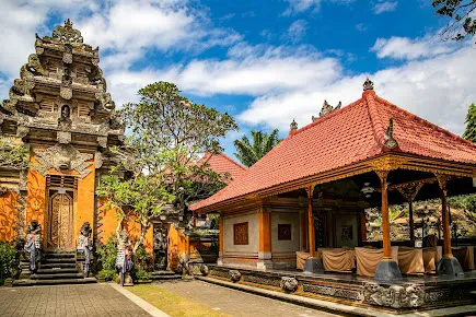Ubud Royal Palace with traditional Balinese architecture, a cultural highlight included in Bali tour packages for heritage lovers.
