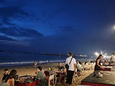 Romantic Bali tours โ intimate candlelight dinner by the beach in Jimbaran, a favorite for Bali honeymoon trips.