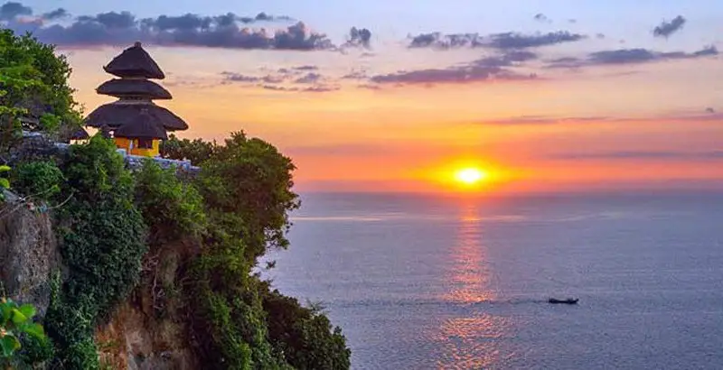Tour operator in Bali guiding travelers to the best ocean sunset viewpoints.