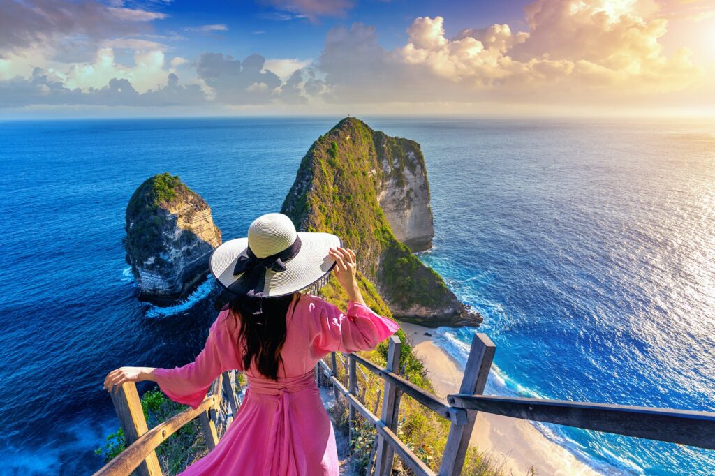 Tour Bali Package exploring Nusa Penida with breathtaking sea views