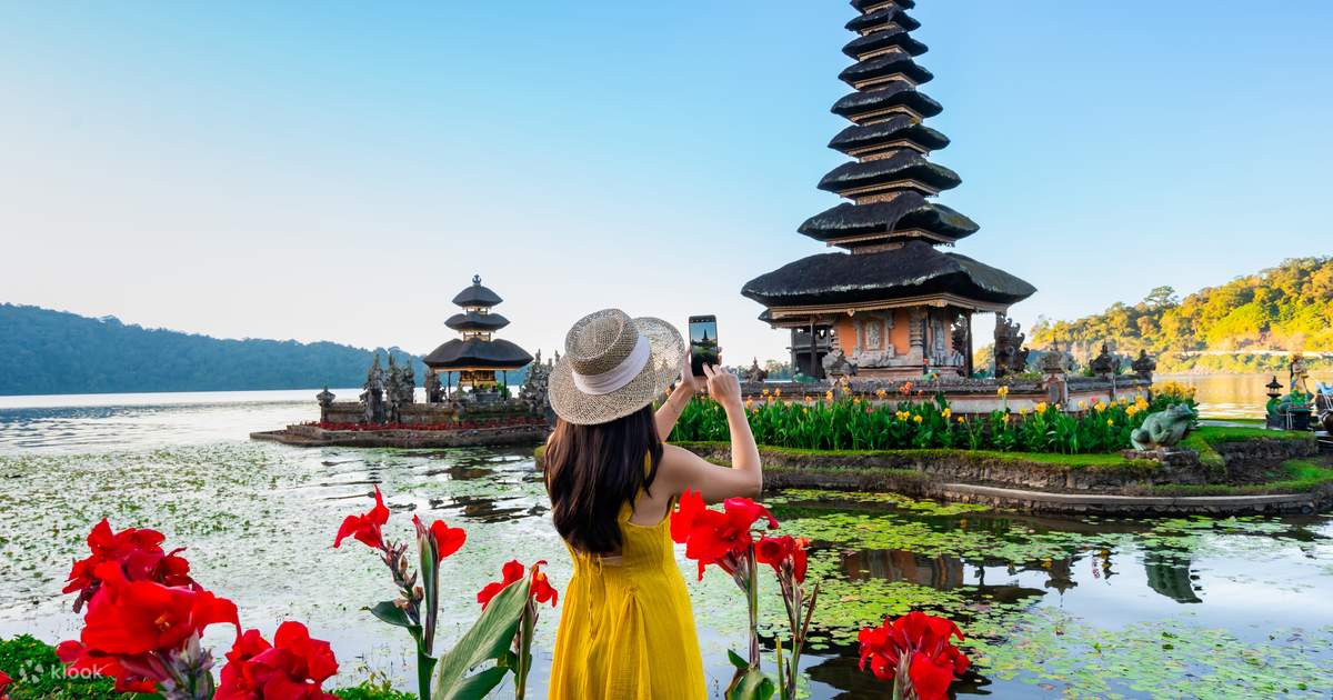 Tour Bali Package visiting Ulun Danu Beratan Temple Lake Bratan