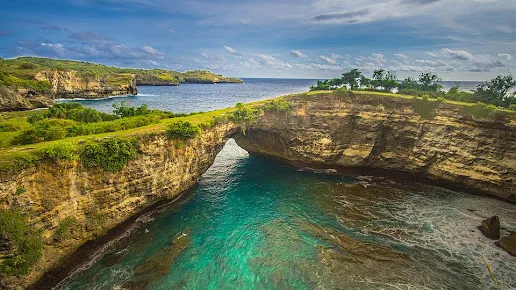 Tour operator in Bali taking guests to hidden gems like Nusa Penida cliffs.