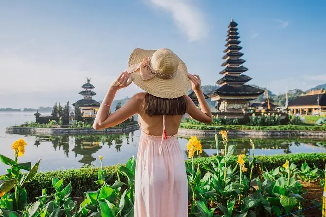 Planning your Bali Private Tour at Ulun Danu Temple with stunning lake view