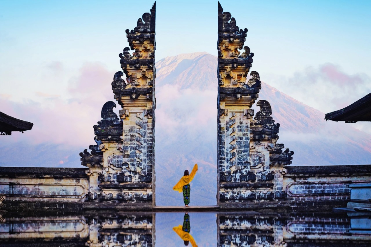 Bali Private Tour to Lempuyang Temple with Mount Agung view reflection