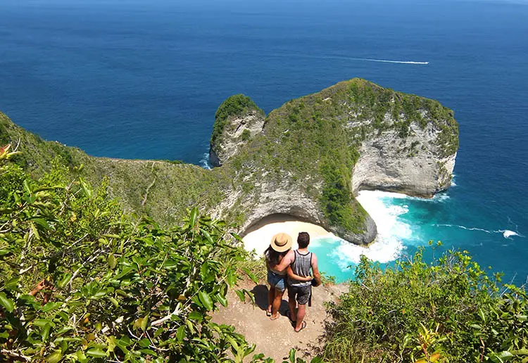 Couple enjoying the stunning cliffs of Nusa Penida included in an affordable Bali honeymoon package.