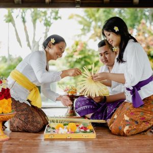 How to Make Balinese Offering – Bali in New Normal